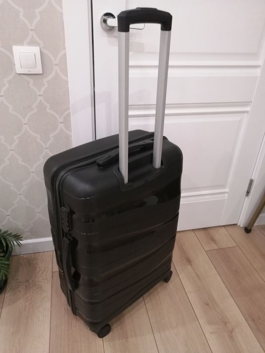 Продам средний чемодан.