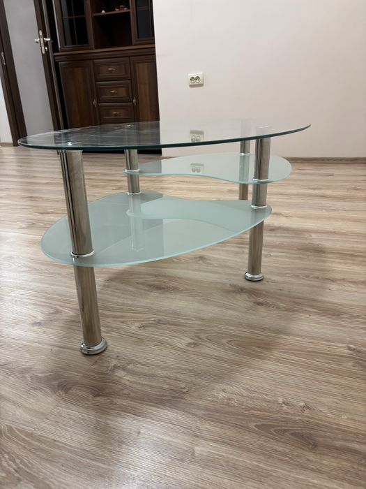 Интериорна стъклена маса