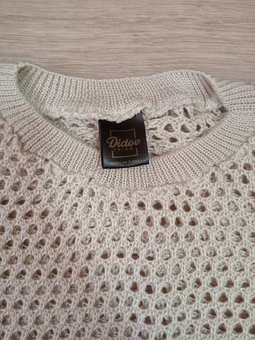 Свитер в сетку бежевого цвета