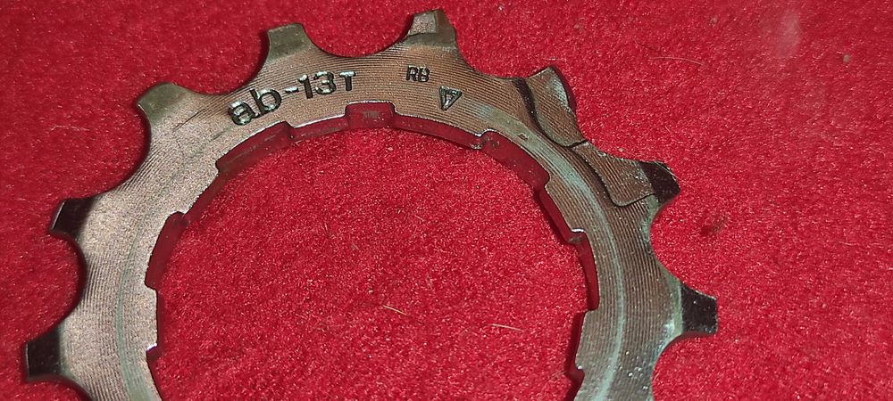 13 bucati pinioane pt. caseta SHIMANO. nu cunosc modelul xtr - xt - dura ace - ultegra - 105 etc