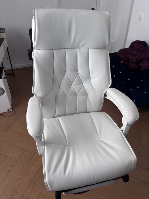 Scaun cosmetică, canapea, masă manichiură cu aspirator + freză cadou