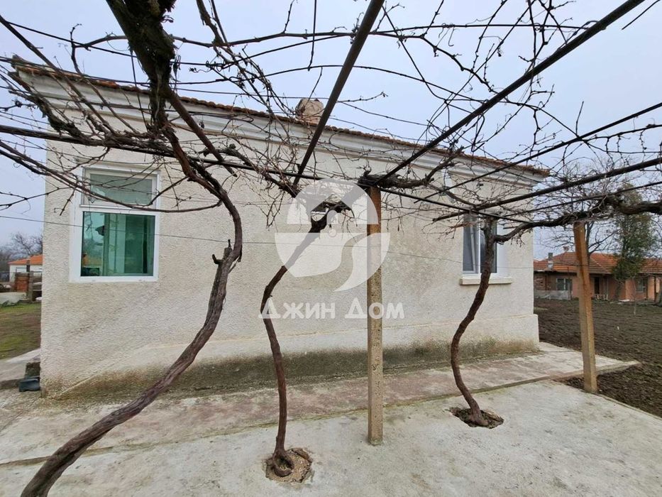 Едноетажна къща с двор в с. Черноград