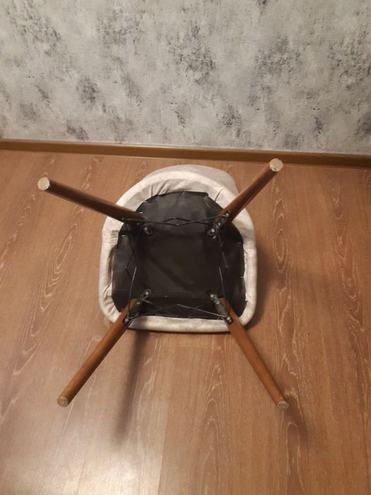 Продам 2 стола с 6 стульями, турецкого качества.