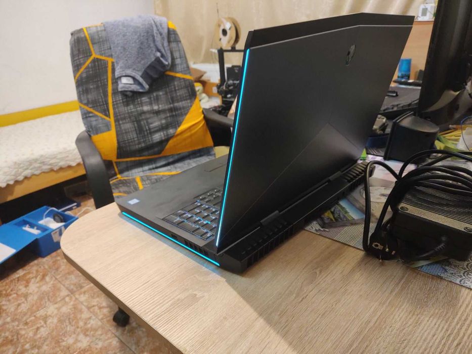 Геймърски лаптоп DELL Alienware 17 r5