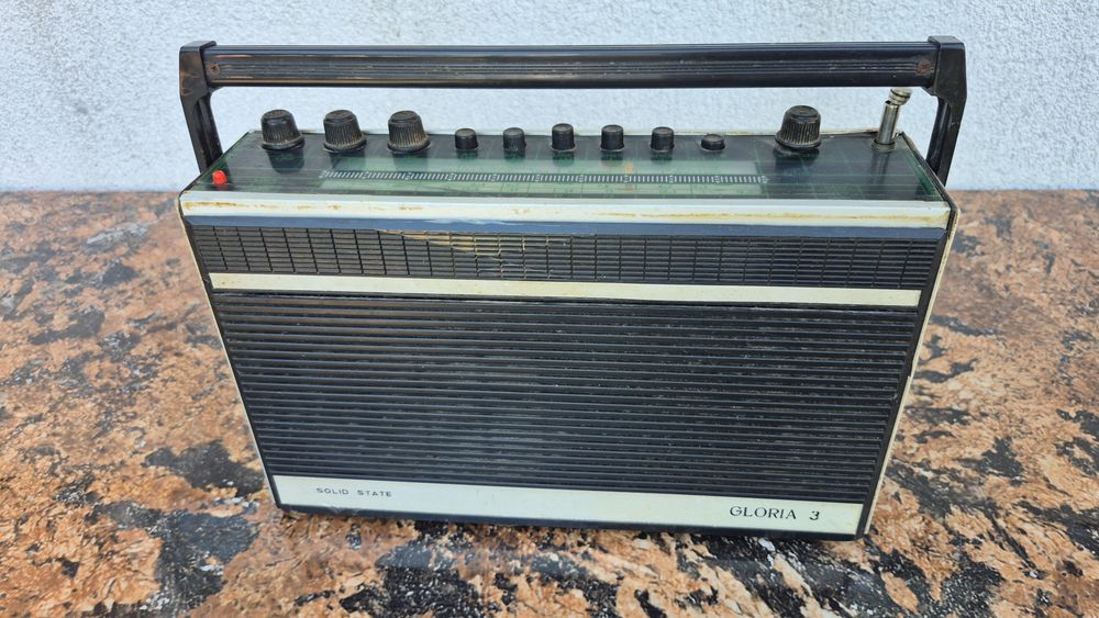 Vând Radio receptor portabil Gloria 3,1524, made in România 
- Tehnoton SA; Iasi
Radio portabil este funcțional !