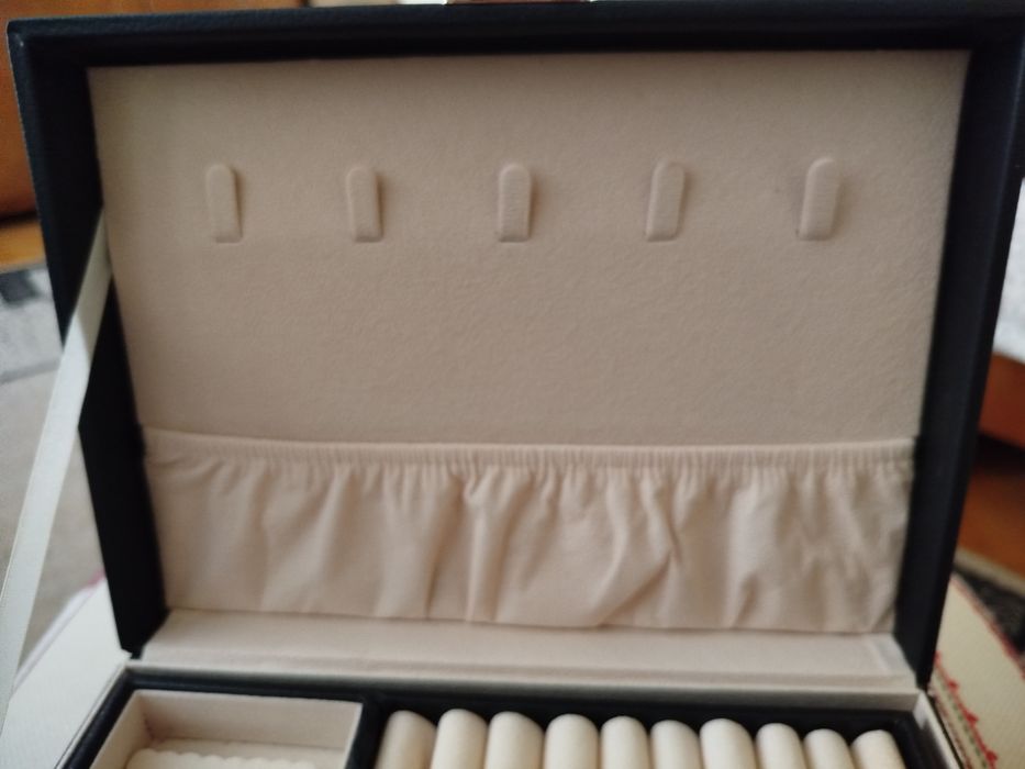 Кожена кутия за бижута