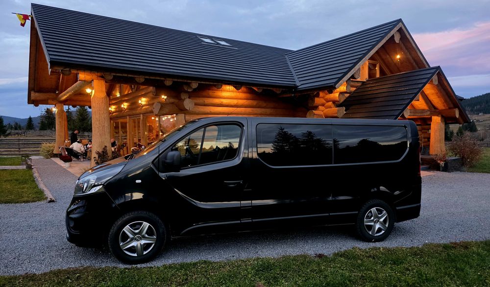 inchiriez microbuz 8+1 Opel Vivaro,Renault Trafic