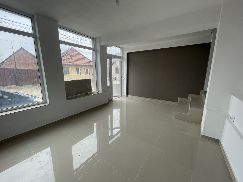Apartamente cu spatiu comercial