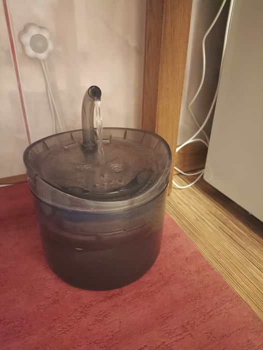 Продам поилку для кошек и мелких собак