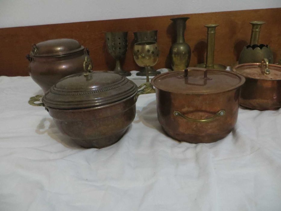 Медни и бронзови свещници и съдове