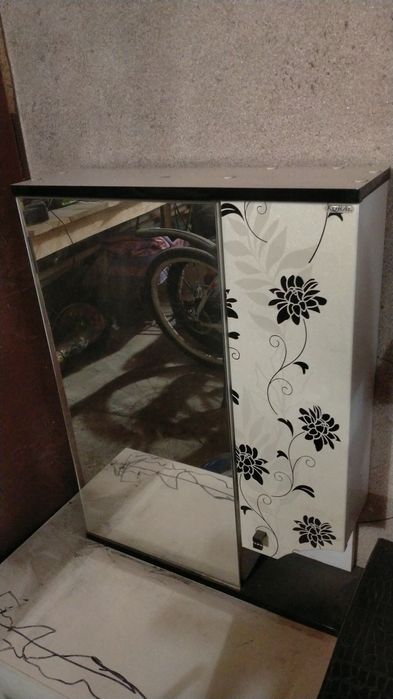 Продам шкафчик в ванну с зеркалом