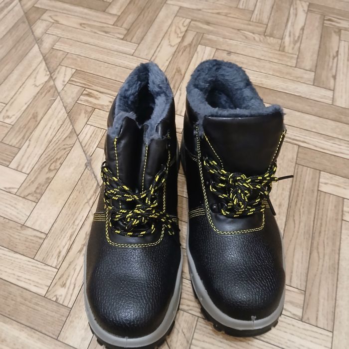 Ботинки с металлической носом