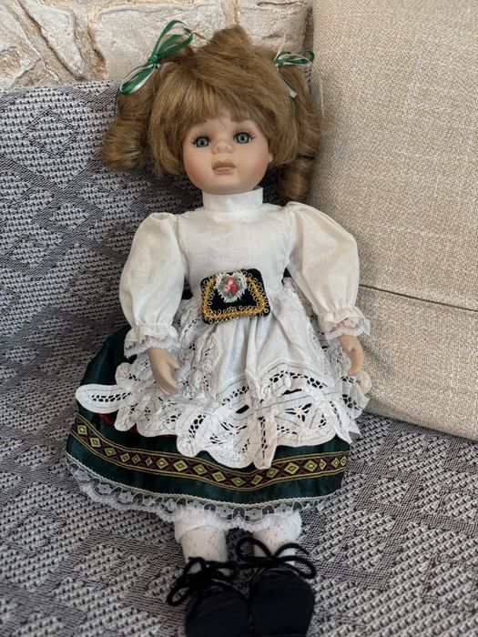 Кукла фарфоровая