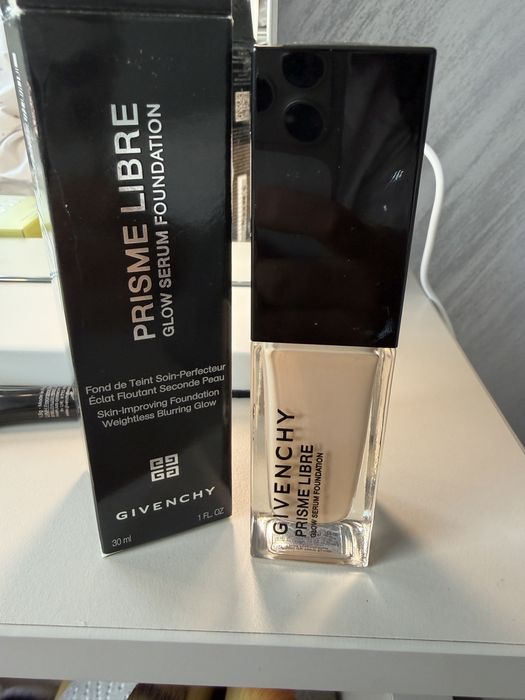Givenchy Prisme Libre Glow Serum Foundation