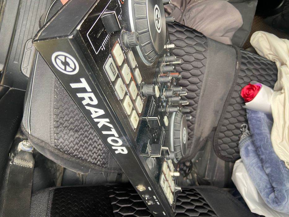 Traktor s2 диджейский контроллер