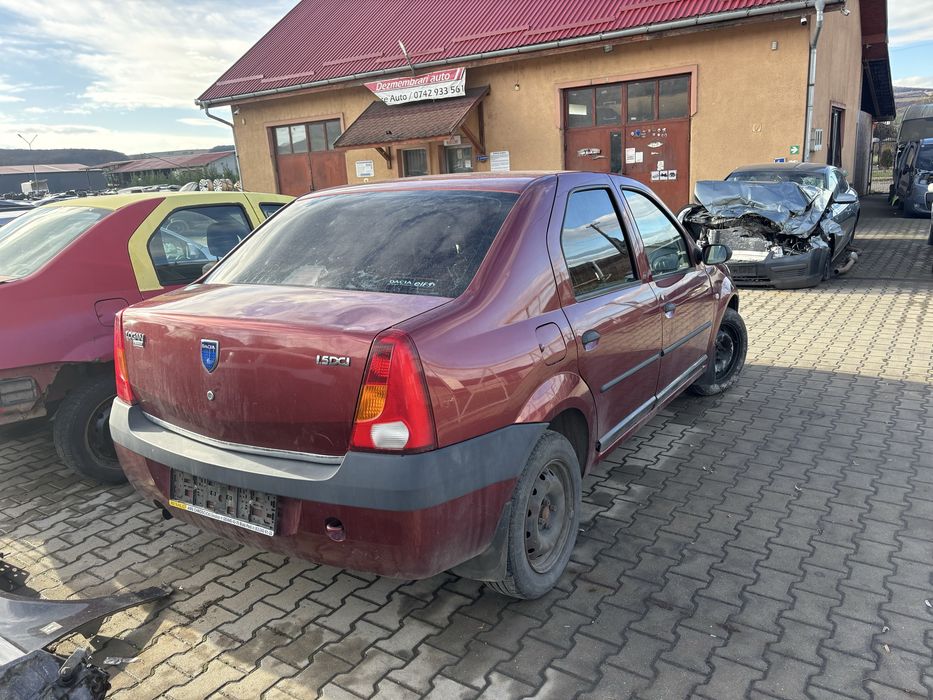 Bara fata capota far Dacia Logan