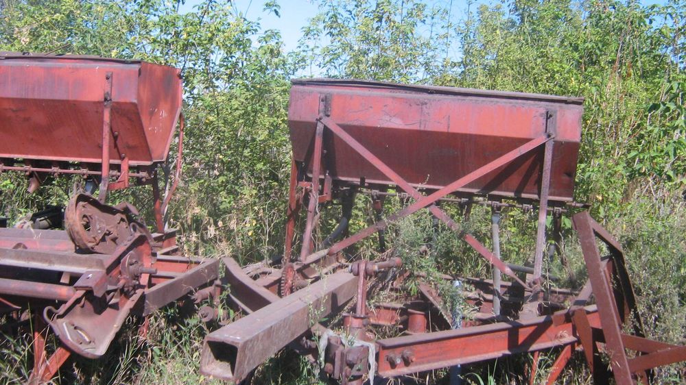 Продам сеялки старого образца как ремматериал по весу.