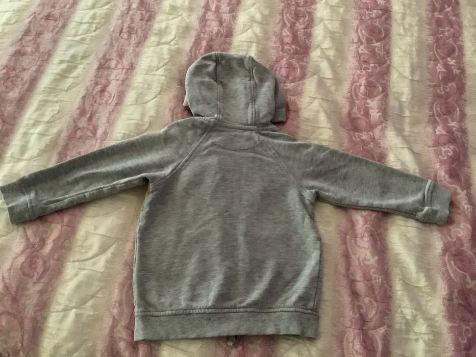 Сива детска суетшъртка с качулка 2-3 години.