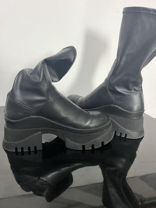 Cizme Zara din piele naturală purtate puțin vin foarte bine în picior