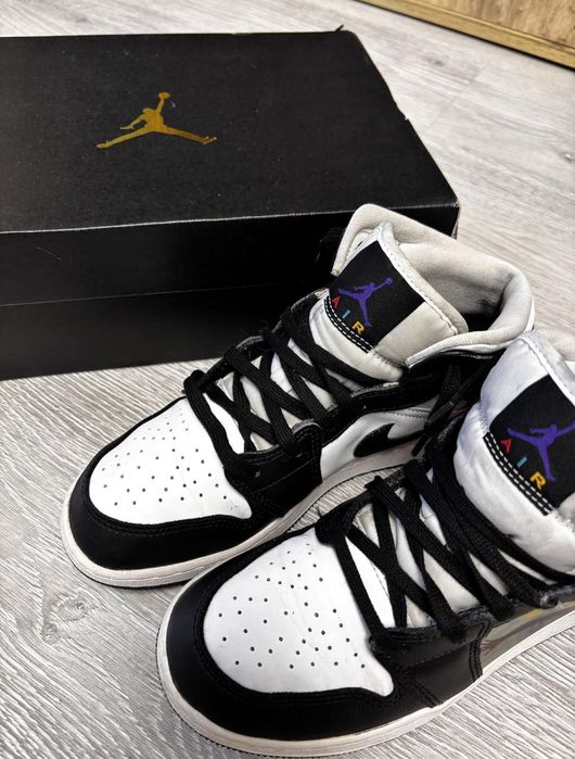 Jordan 1 mid hologram