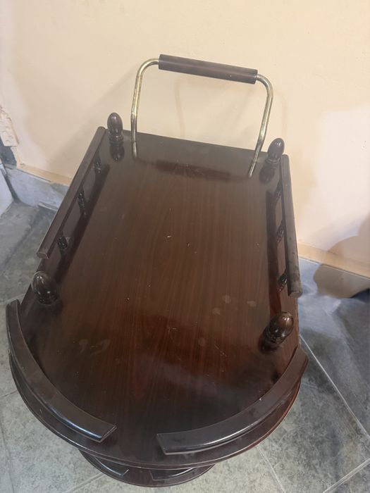 Сервизна масичка на колелца