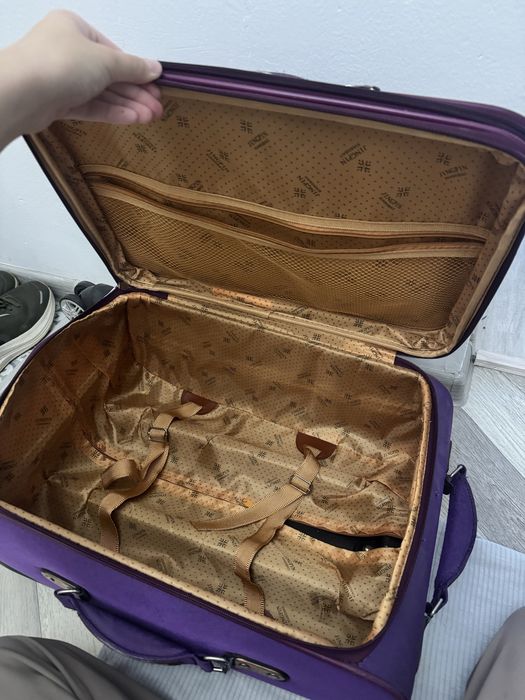 Продам чемодан среднего размера.