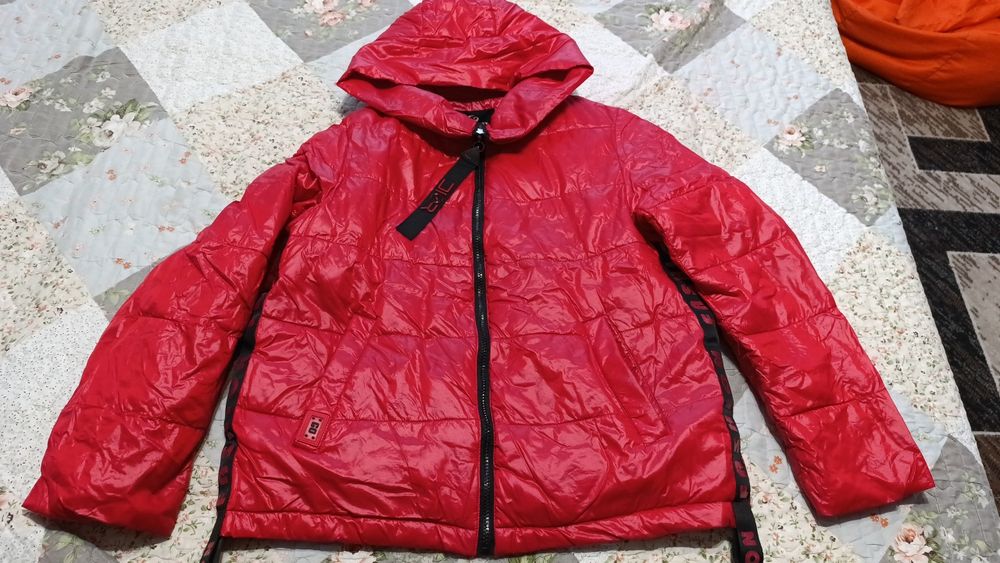 Продам женскую куртку .