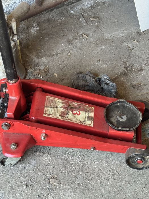 Продам домкрат 3 тонник