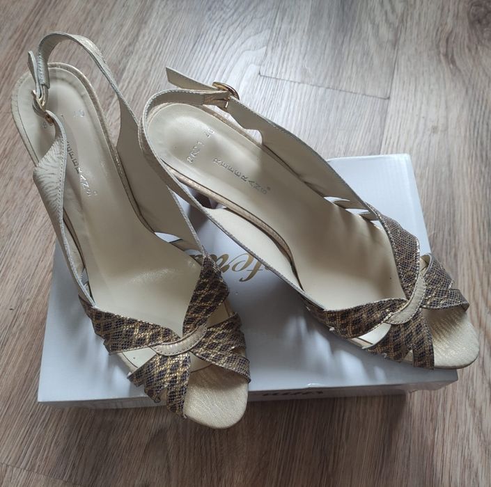 Босоножки, новые, размер 40.