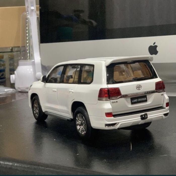 Модель 1:18. Land cruiser ls 200