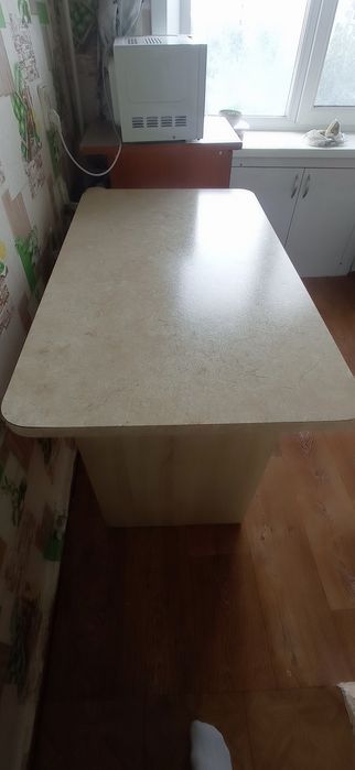 Продам кухонный стол