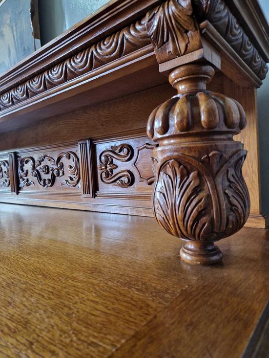 Изящно резбован контрабюфет дресоар от дъбов масив с метален обков