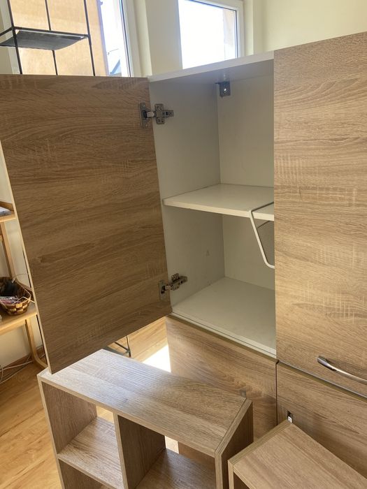 Продавам кухненски шкафове и етажерки