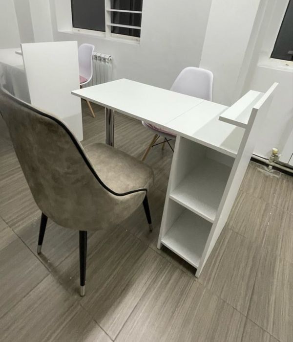 Маникюрный столик