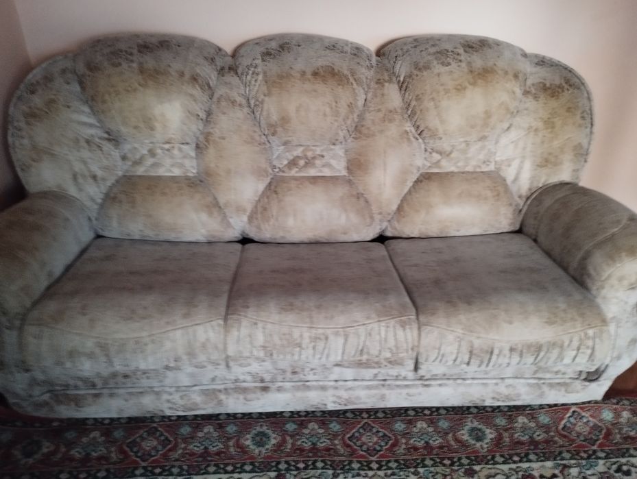 Диван тройка раскладываются. Возможен обмен.