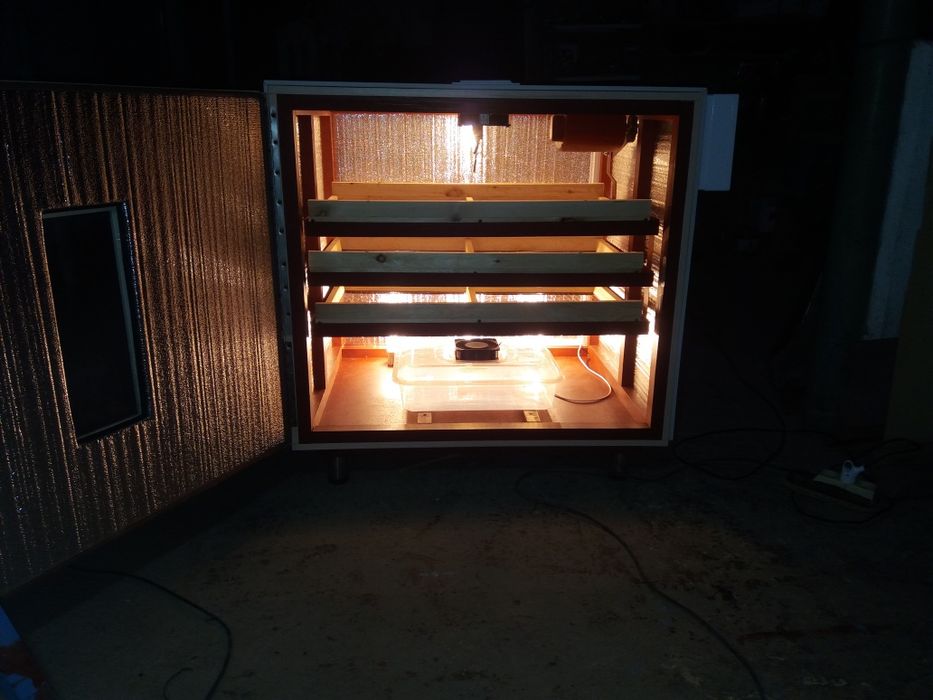 Универсальный инкубатор на 500 куриных яиц