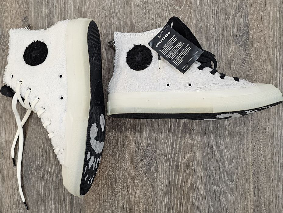 Converse noi cu eticheta