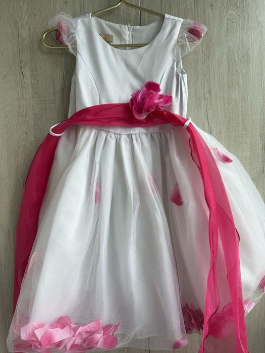 Продам нарядные платья на девочку 5-7 лет