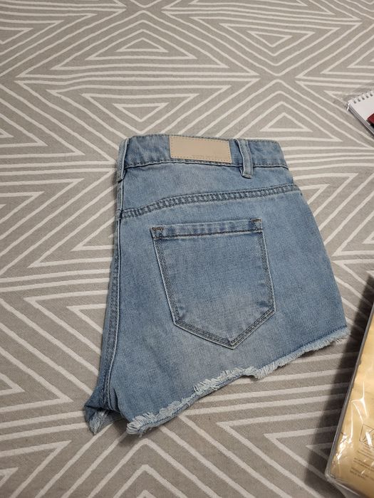 Джинсовые шорты.