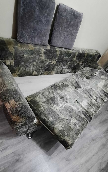 Диван раскладной двух местный. Б\У в хорошем состоянии.