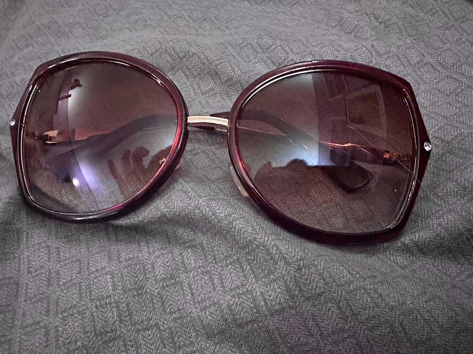 много видове очила, повечето маркови с цени от 8 до 22 лв