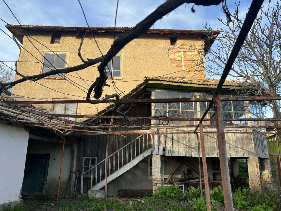 Къща с просторен двор в центъра на село Горица, община Попово