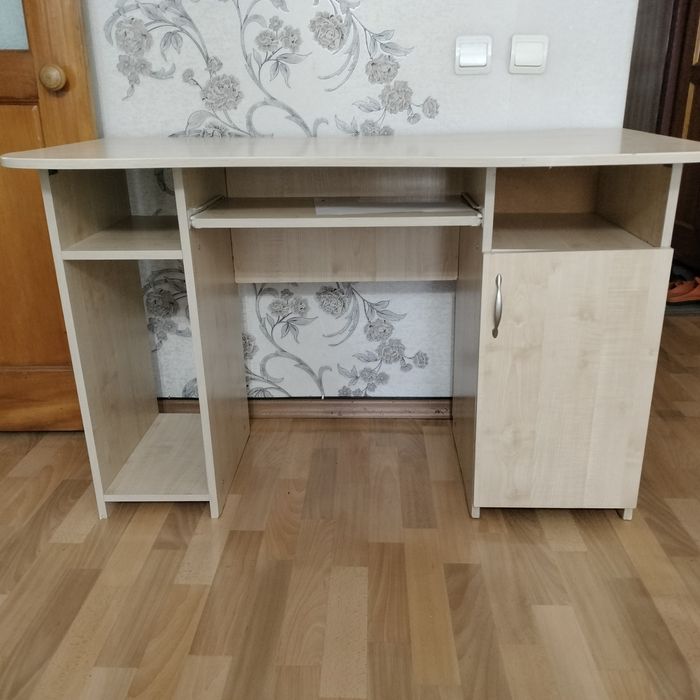 Компьтерныы стол из дерева