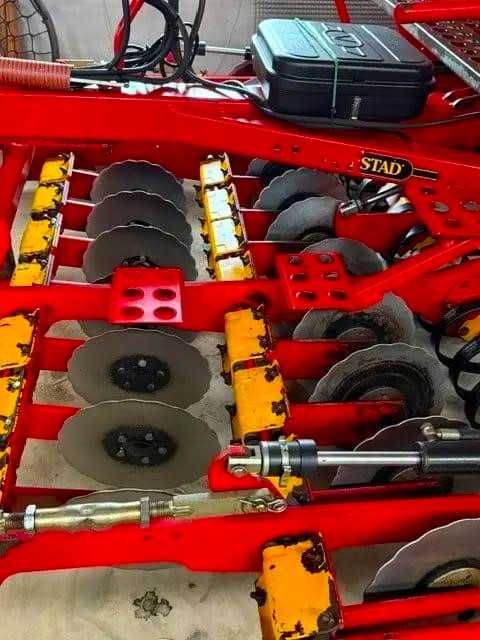 Semanatoare Vaderstad Rapid 300 C PLUS cu FERTILIZARE si PREGATIRE pe DISCURI an 2019 Amazone  Fendt Same Deutz Gaspardo John Deere Case Claas