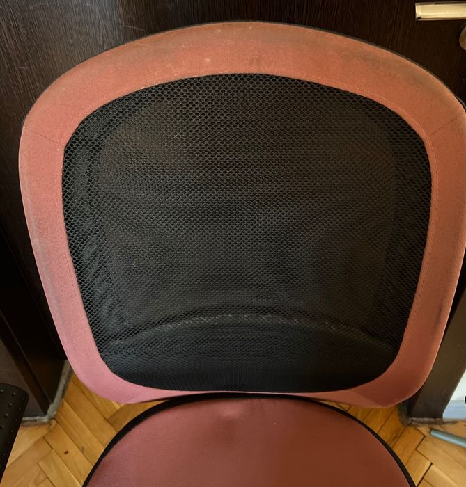 Ергономичен офис стол с мрежеста облегалка и подлакътници