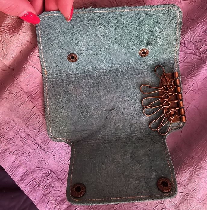 Продам новую кожаную  ключницу