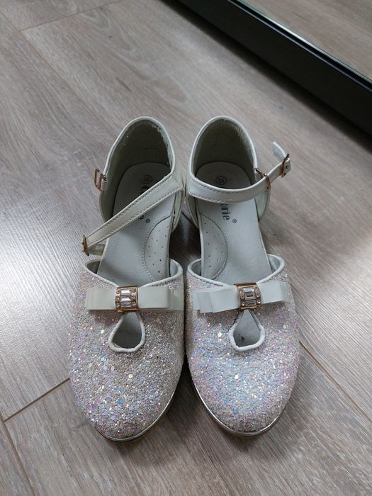 Продам туфли праздничные