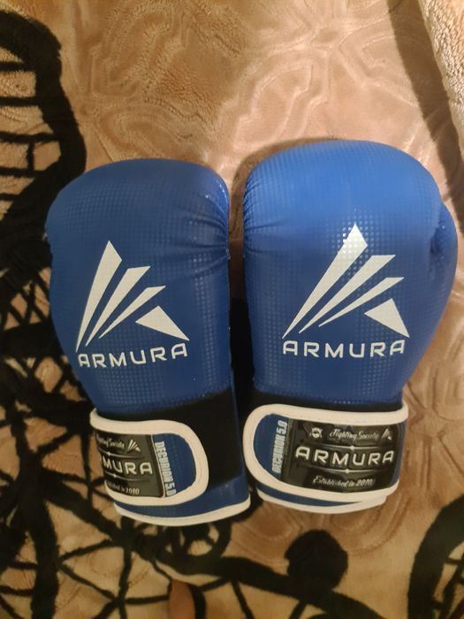 Vând echipament kickbox mănuși și tibiere copii