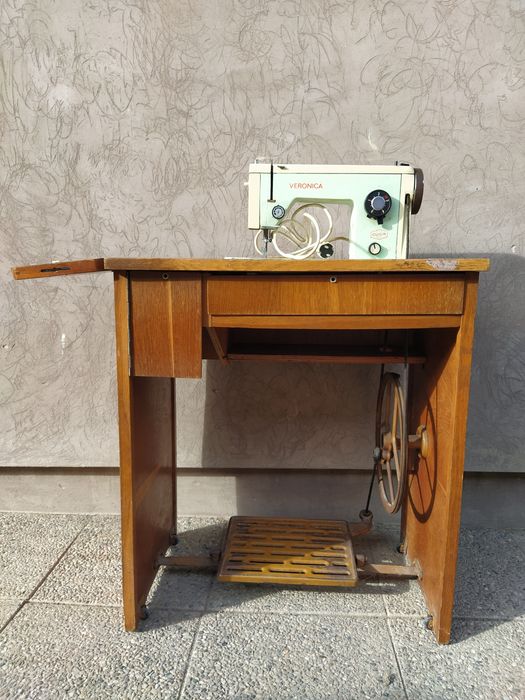 Mașină de cusut veche,cu masa