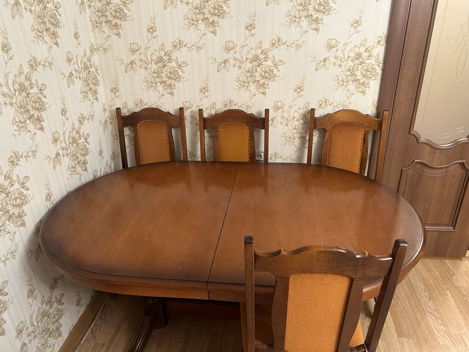 Стол со стульями